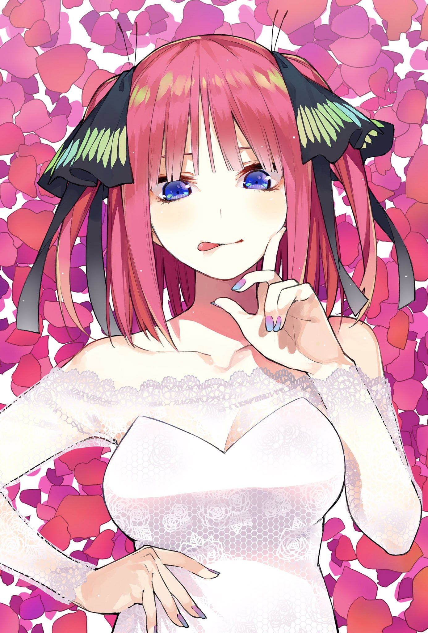 《五等分的新娘》二乃 Nakano 白色蕾絲裙 壁紙 — 一位粉紅色頭髮的動漫女孩，戴著蝴蝶髮飾，在飄落的玫瑰花瓣中溫柔微笑。