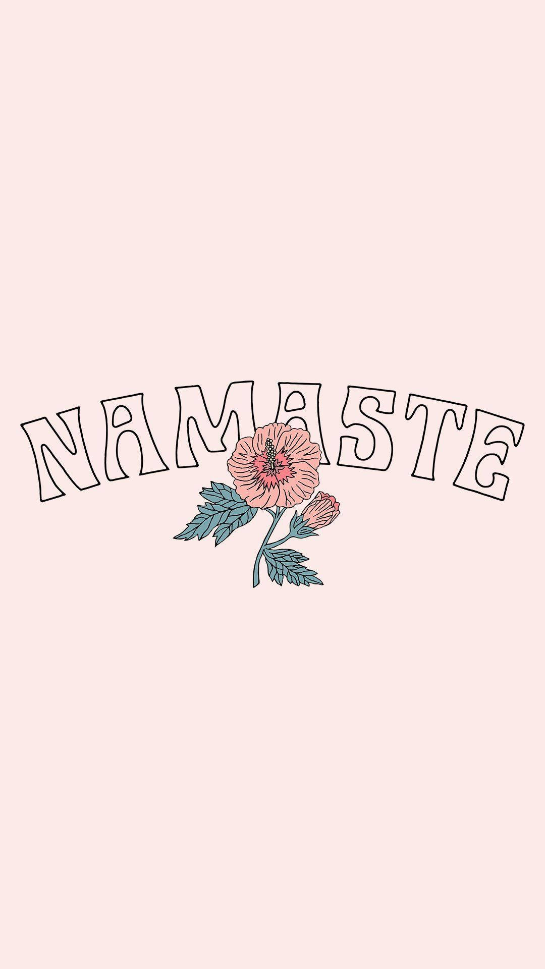 在淺粉紅色背景上，「NAMASTE」字樣下方的粉紅色木芙蓉花和花蕾。