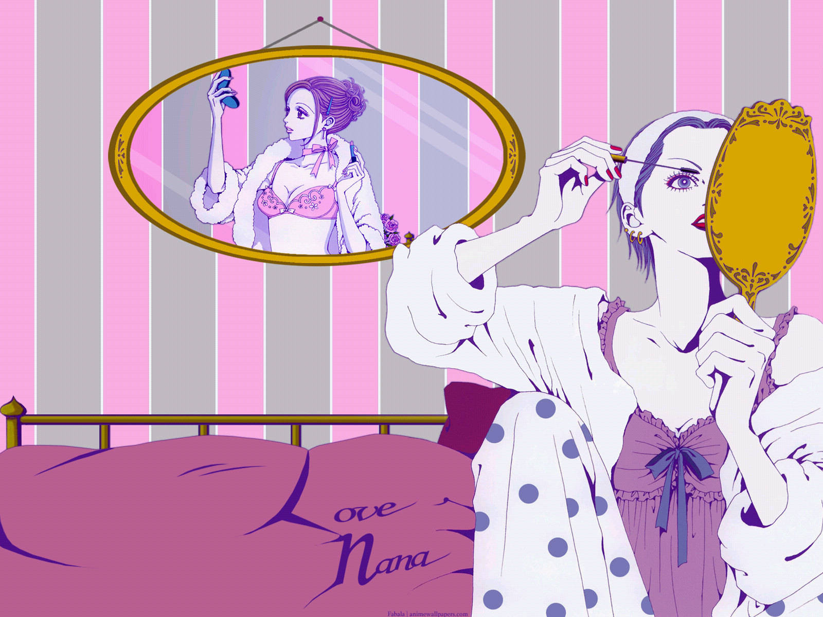 《NANA》動畫女郎內衣 壁紙 — 一位風格化的動漫女性穿著圓點浴袍，一邊看著手持鏡子塗口紅，一面較大的鏡子映照出她穿著粉紅色內衣套裝，背景是粉紅和灰色條紋壁紙。