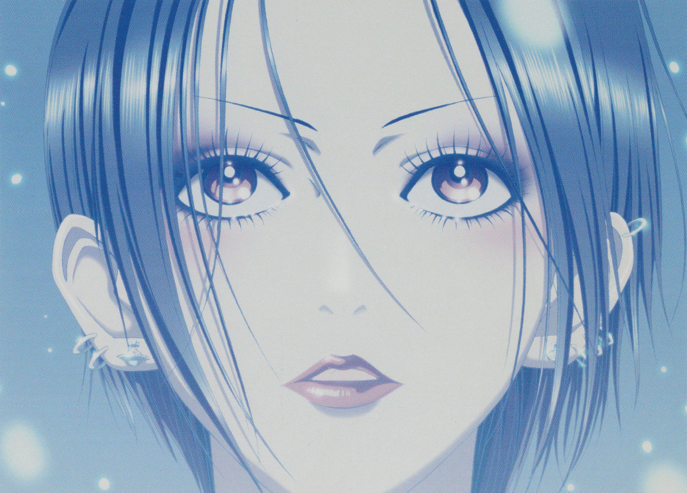 Nana動畫Nana Osaki美妝特寫 壁紙 — 藍髮閃亮眼睛動漫少女特寫，背景為柔和藍色及漂浮光粒子。