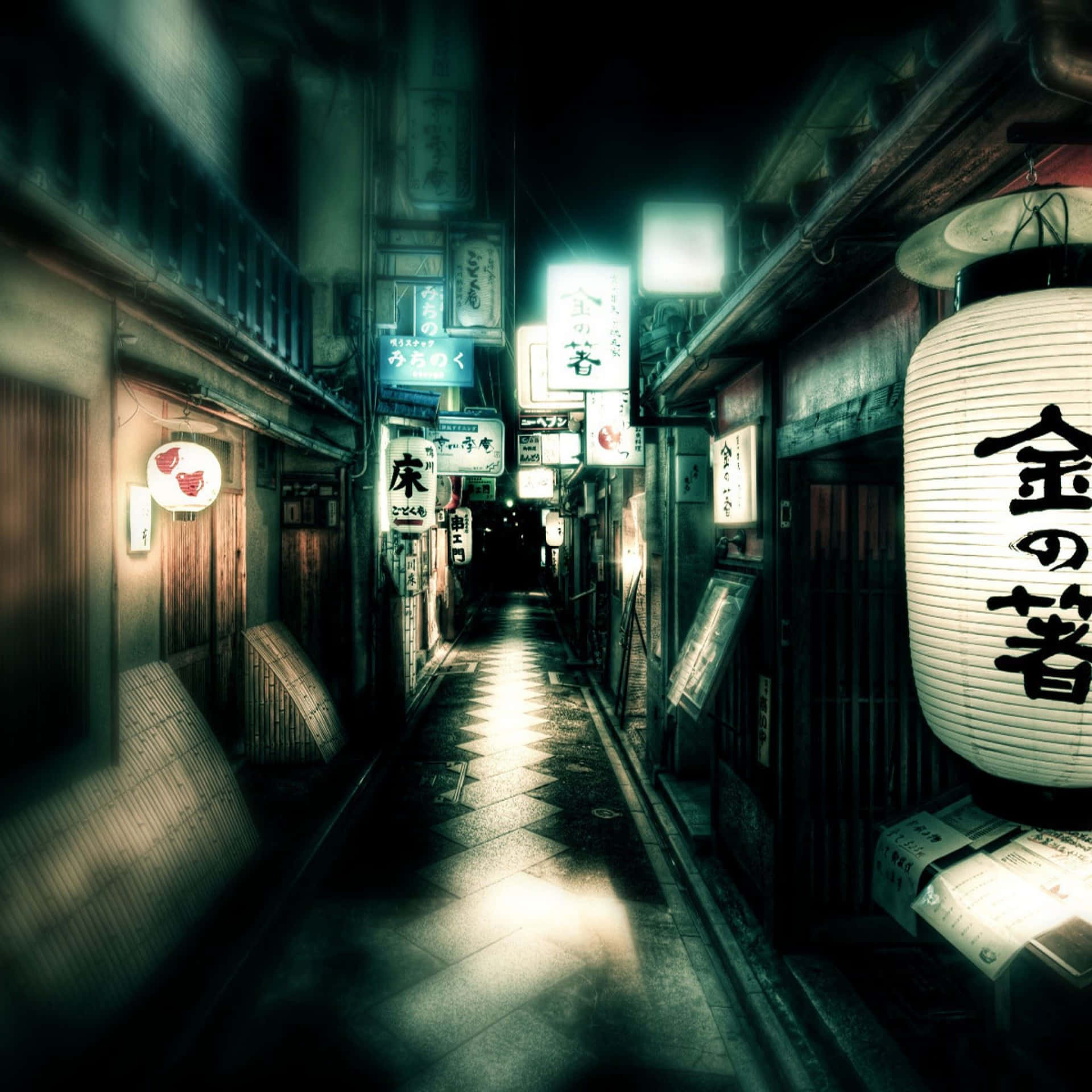  壁紙 — 夜晚一條狹窄的日本小巷，被發光的燈籠和霓虹燈招牌照亮，在潮濕的路面上投下長長的影子。
