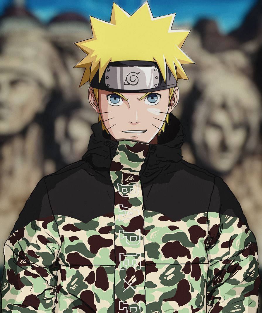 以 Naruto Gucci 主題保持運動時尚 壁紙 — 動畫角色漩渦鳴人穿著迷彩外套，自信地站在模糊的石碑背景前。