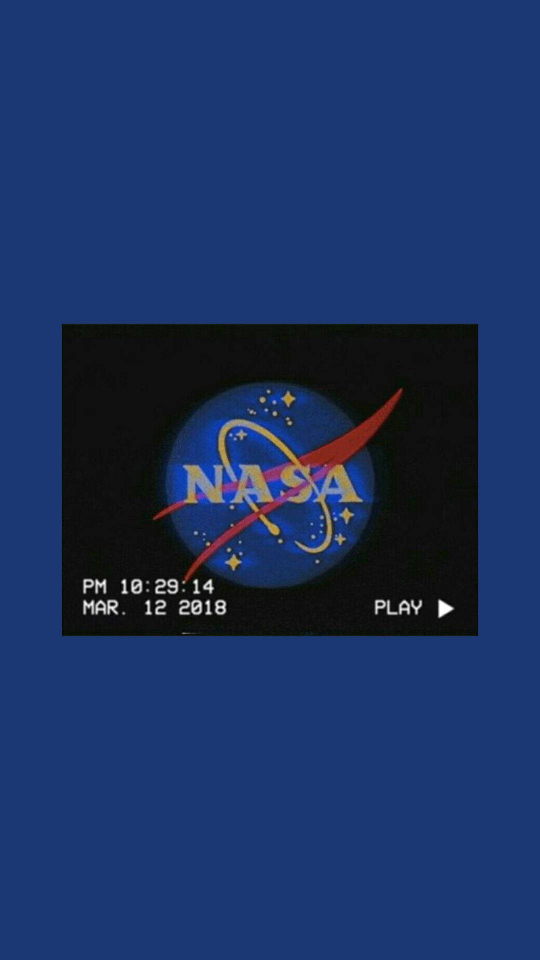 復古視頻播放器屏幕上的NASA標誌，帶有時間和日期顯示。