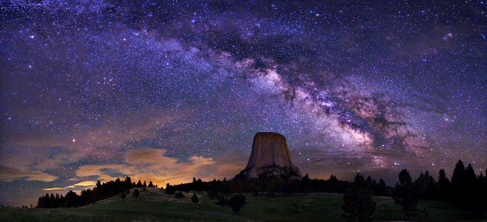魔鬼塔在充滿活力的星空下，銀河可見