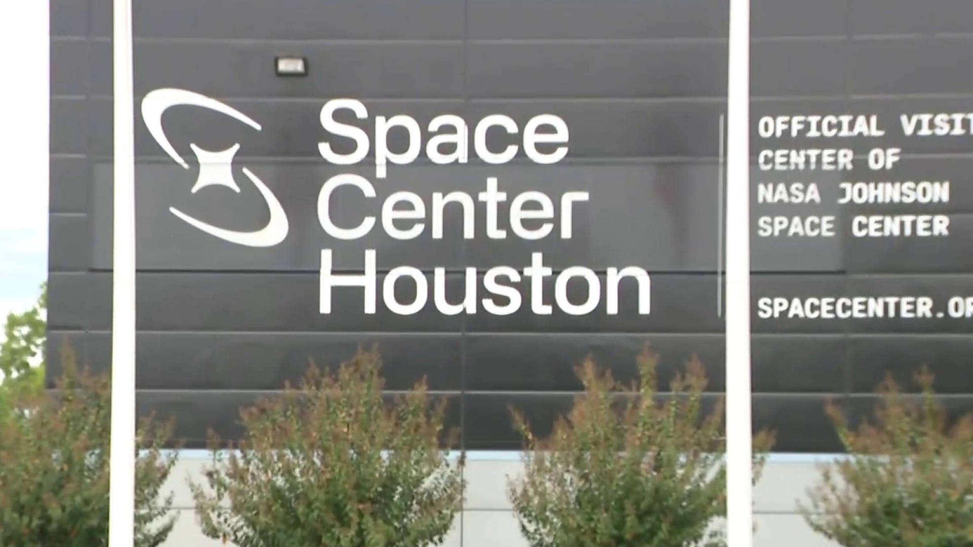 Space Center Houston 建築物，前面有綠色灌木 — Nasa GIF 壁紙