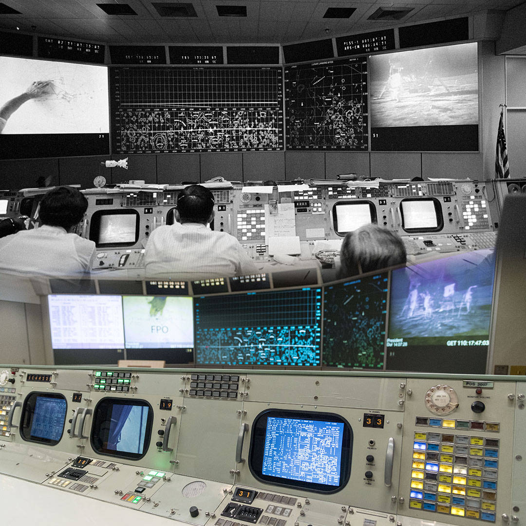 NASA休士頓的電腦設備 壁紙 — NASA任務控制室的黑白照片，工程師在太空任務期間監控屏幕和控制台。