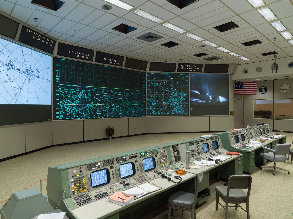 NASA任務控制室，配有綠色控制台和藍色數據屏幕。 — Nasa GIF 壁紙
