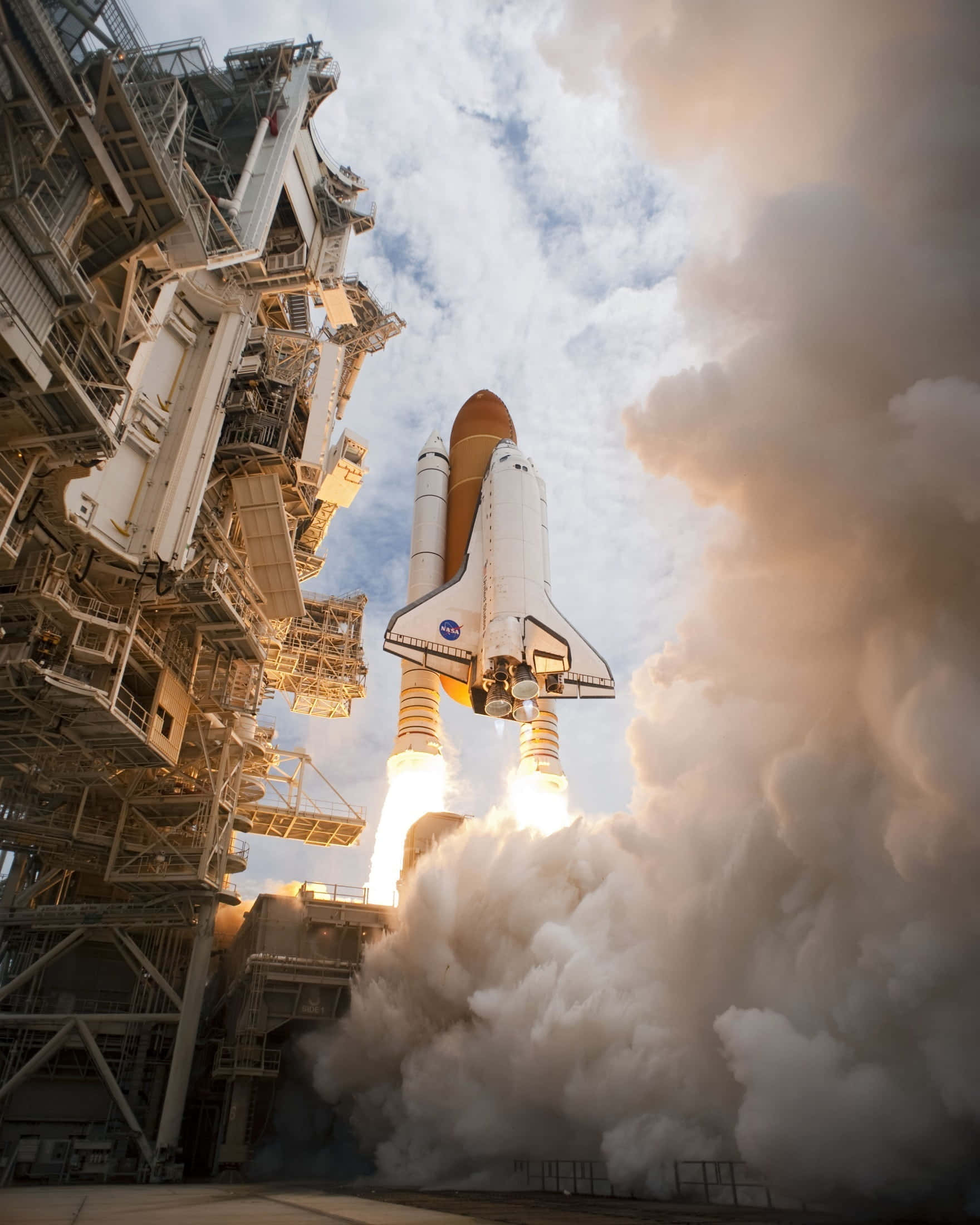 Space Mission 桌布 壁紙 — NASA太空穿梭機在部分多雲的天空中，以熾熱引擎和滾滾濃煙發射升空。