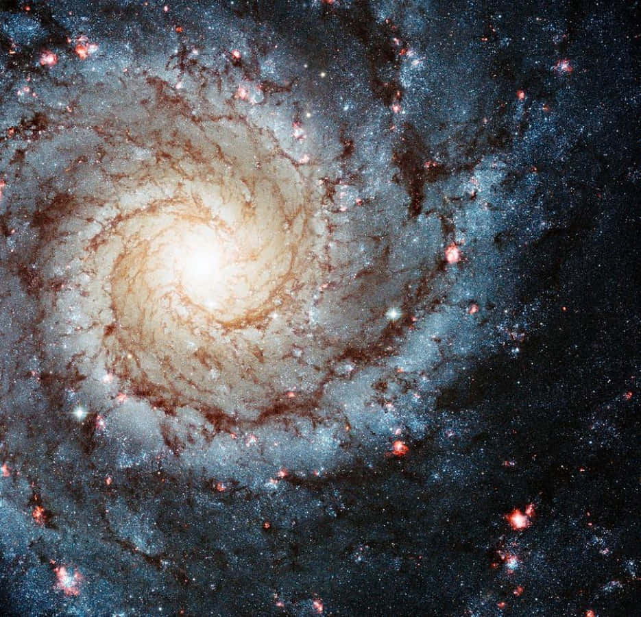 NASA拍攝的壯麗星系夜空 壁紙 — 一個令人驚嘆的螺旋星系，擁有明亮的中心核心和由恆星、塵埃和宇宙雲組成的旋轉臂，背景是黑暗的星場。