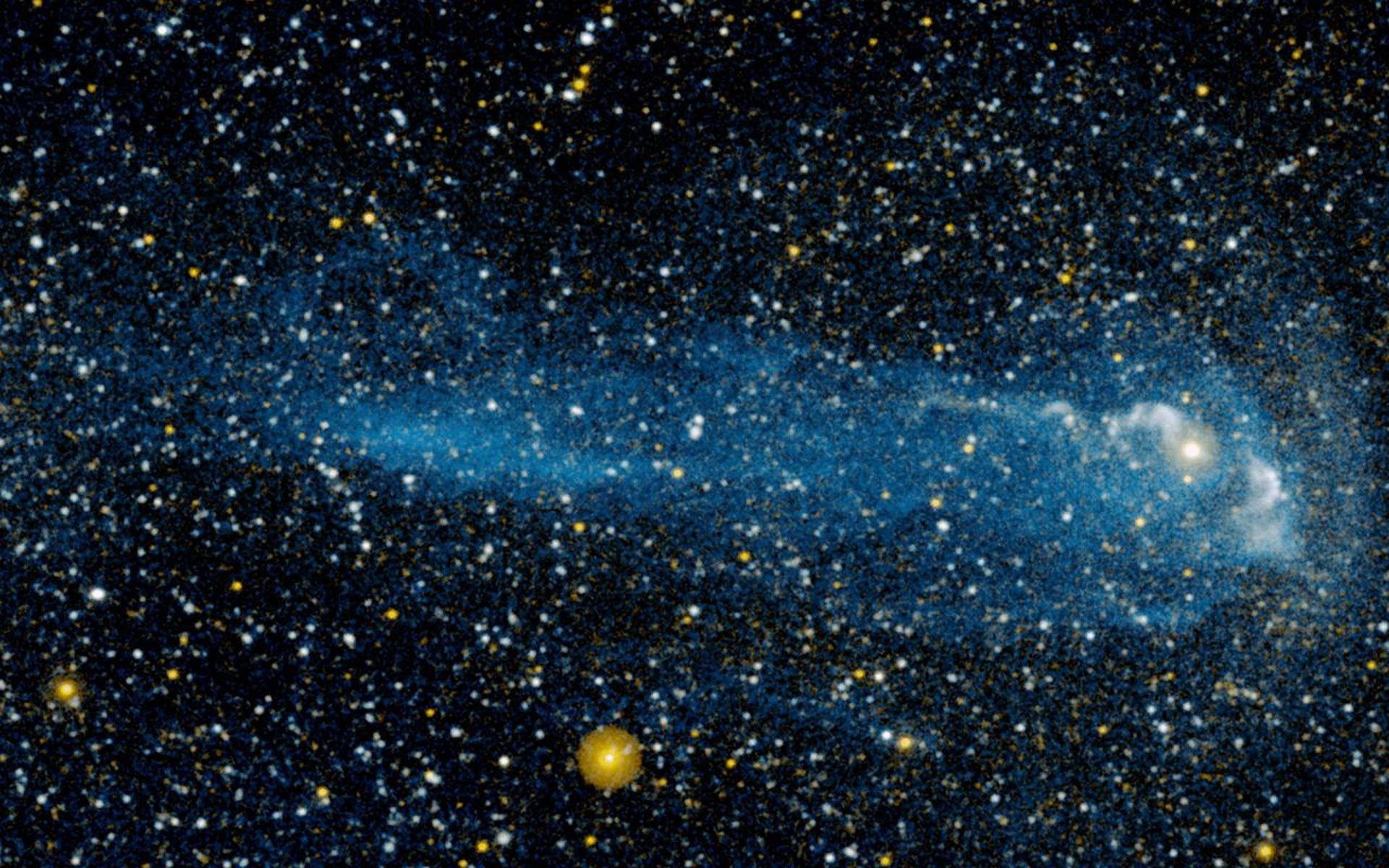 藍色星雲在深空星場中延伸。