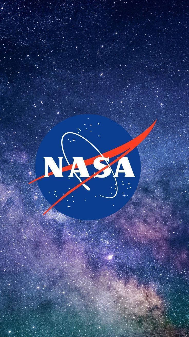 NASA標誌在佈滿星星的宇宙天空和彩色星雲前。 — Nasa GIF 壁紙