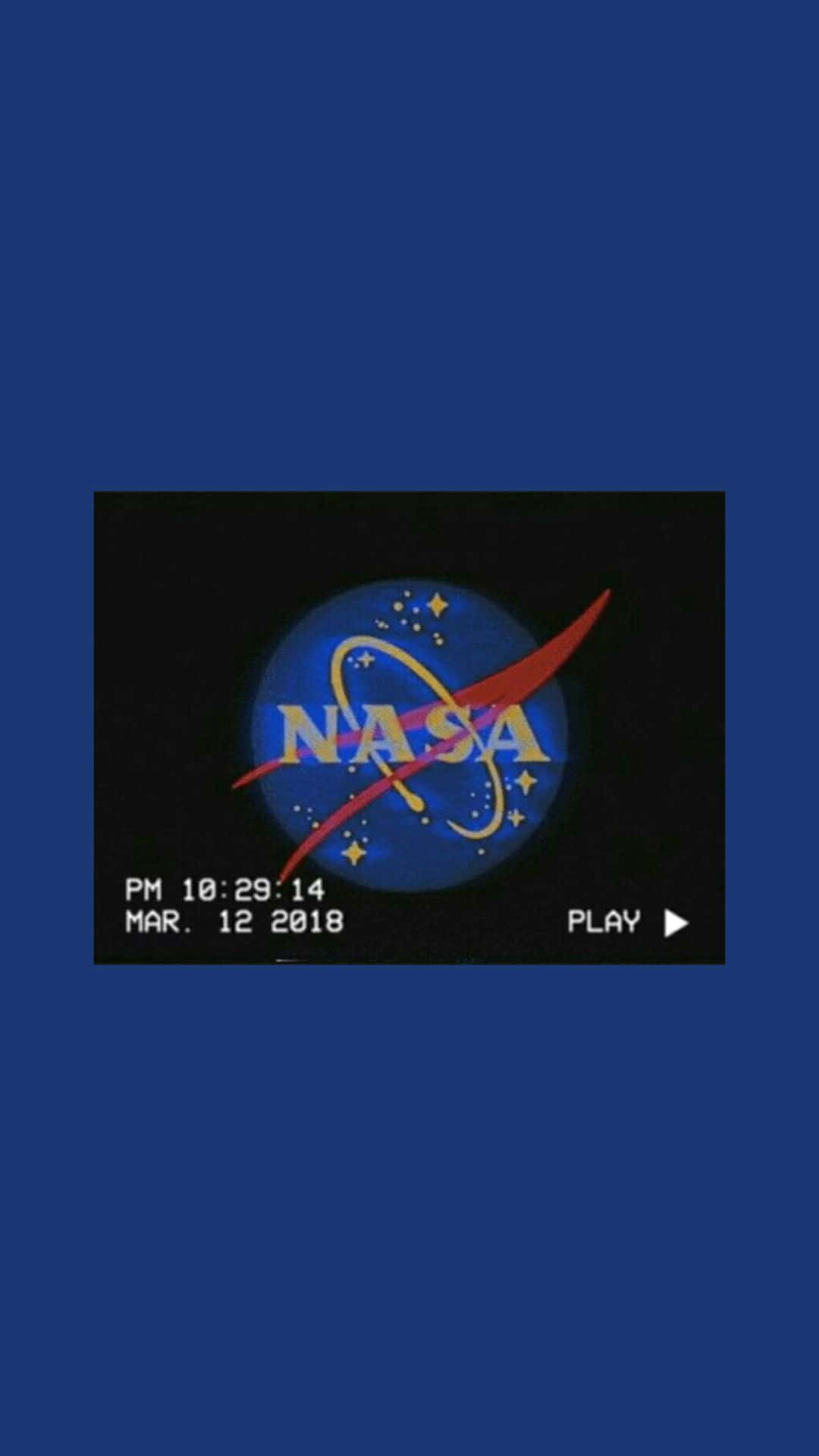 Aesthetic Grunge Phone 桌布 壁紙 — NASA標誌顯示在復古視頻播放器屏幕上，背景為純藍色。