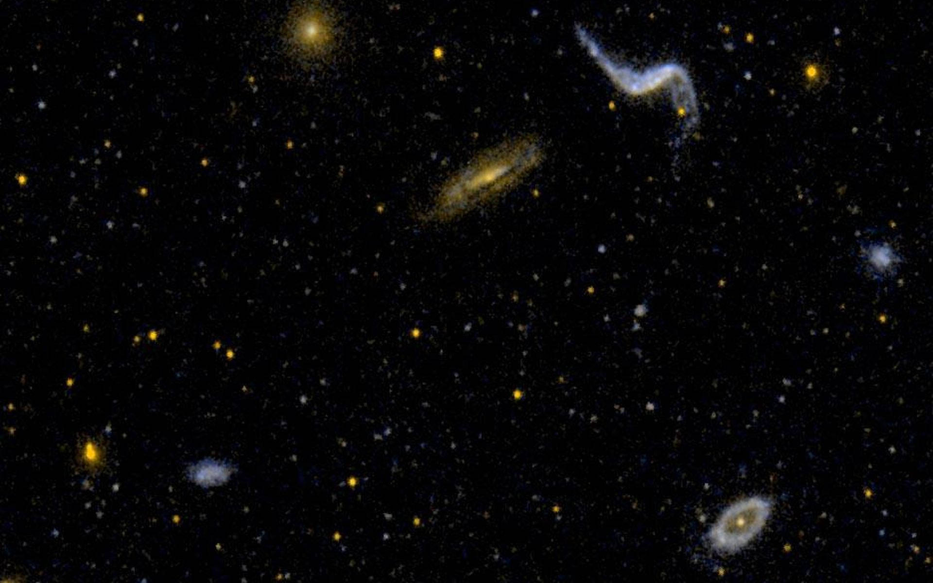 深空視圖，多個星系和恆星散佈在黑色虛空中。