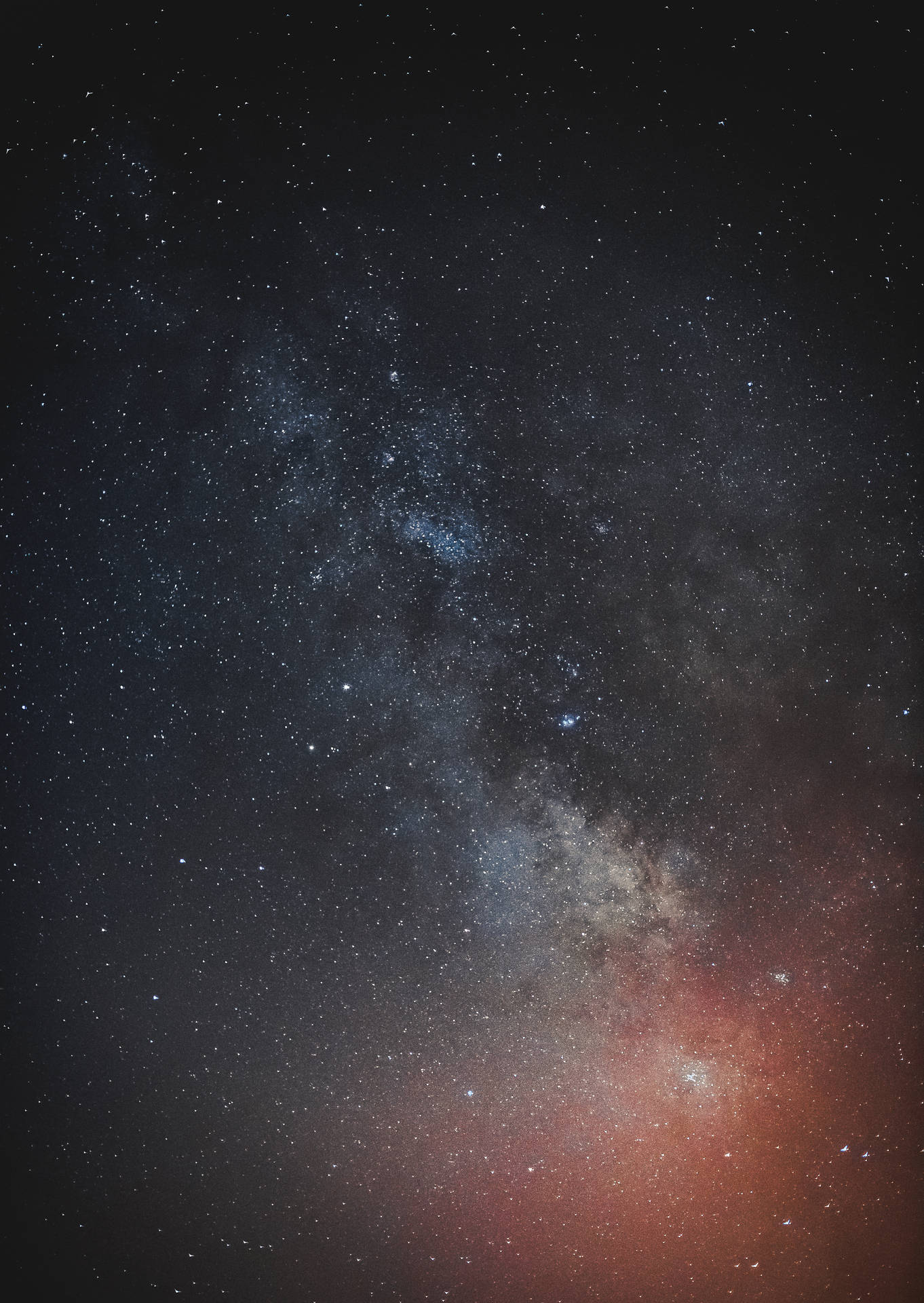 在黑暗的夜空中，銀河系帶有發光的宇宙塵埃和恆星。