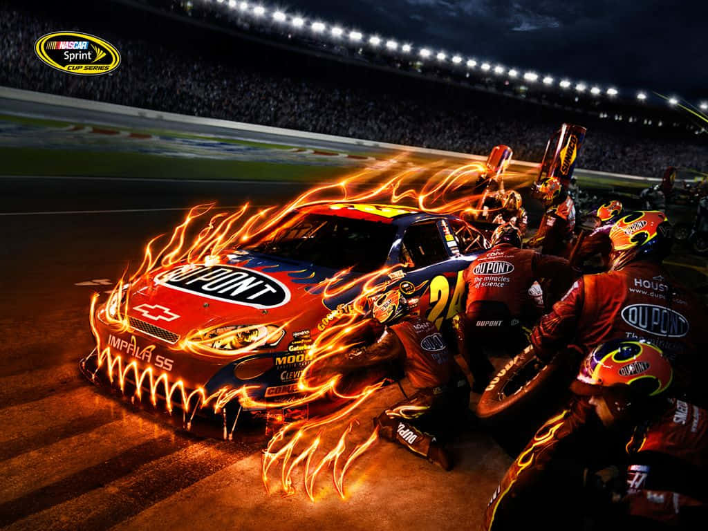 夜間進站時被火焰吞沒的NASCAR賽車。
