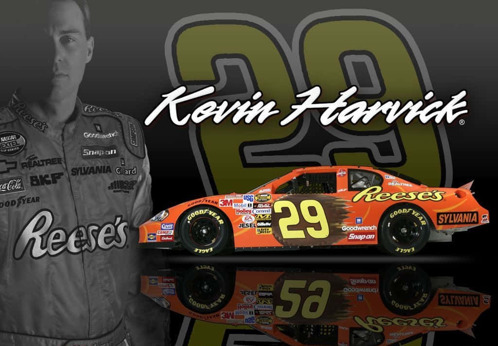 Kevin Harvick身穿賽車裝備，站在他帶有贊助商標誌的橙色#29賽車旁。