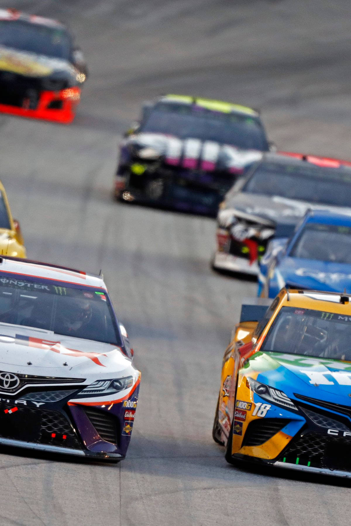 NASCAR賽車在白天在賽道上飛馳