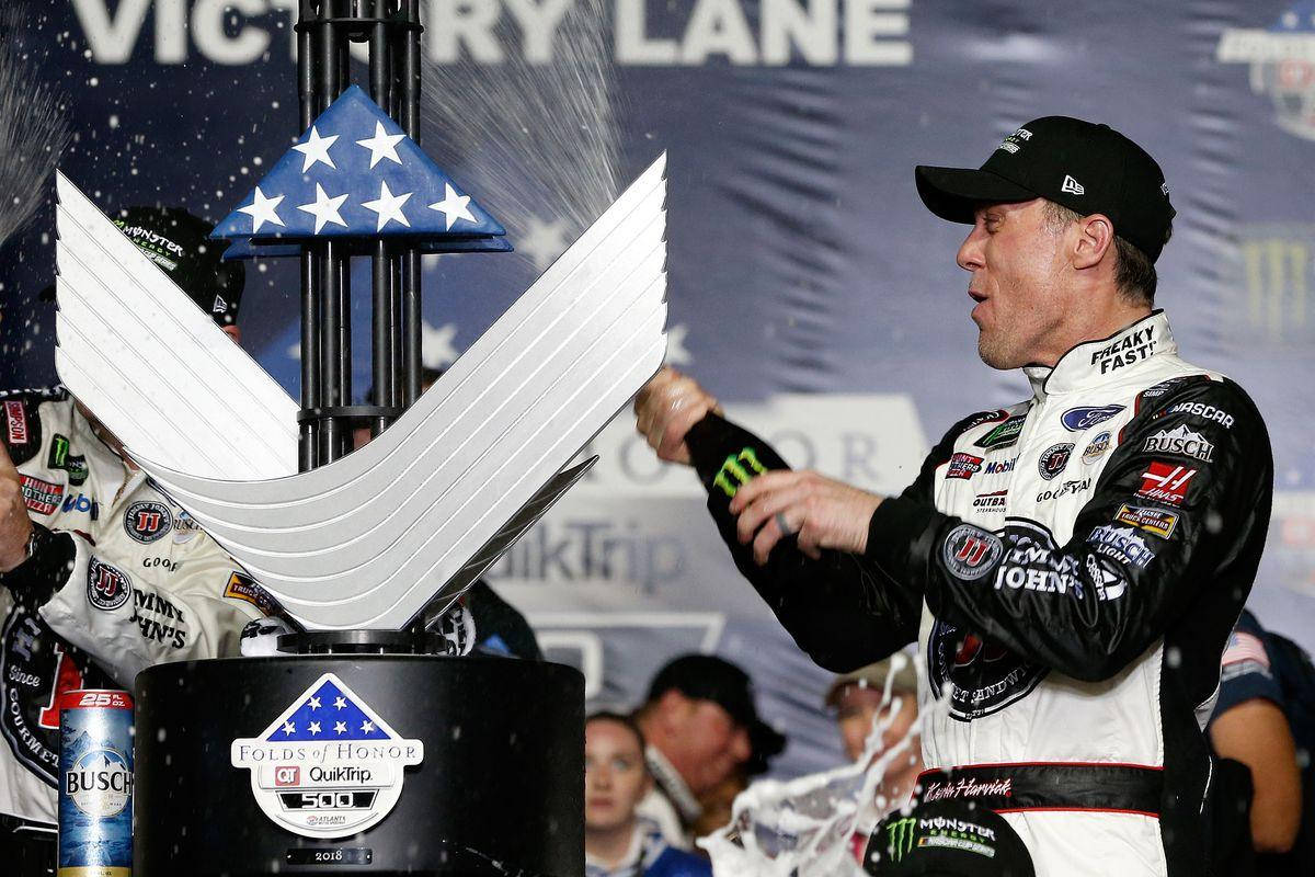 NASCAR車手在勝利車道獎盃上噴灑香檳