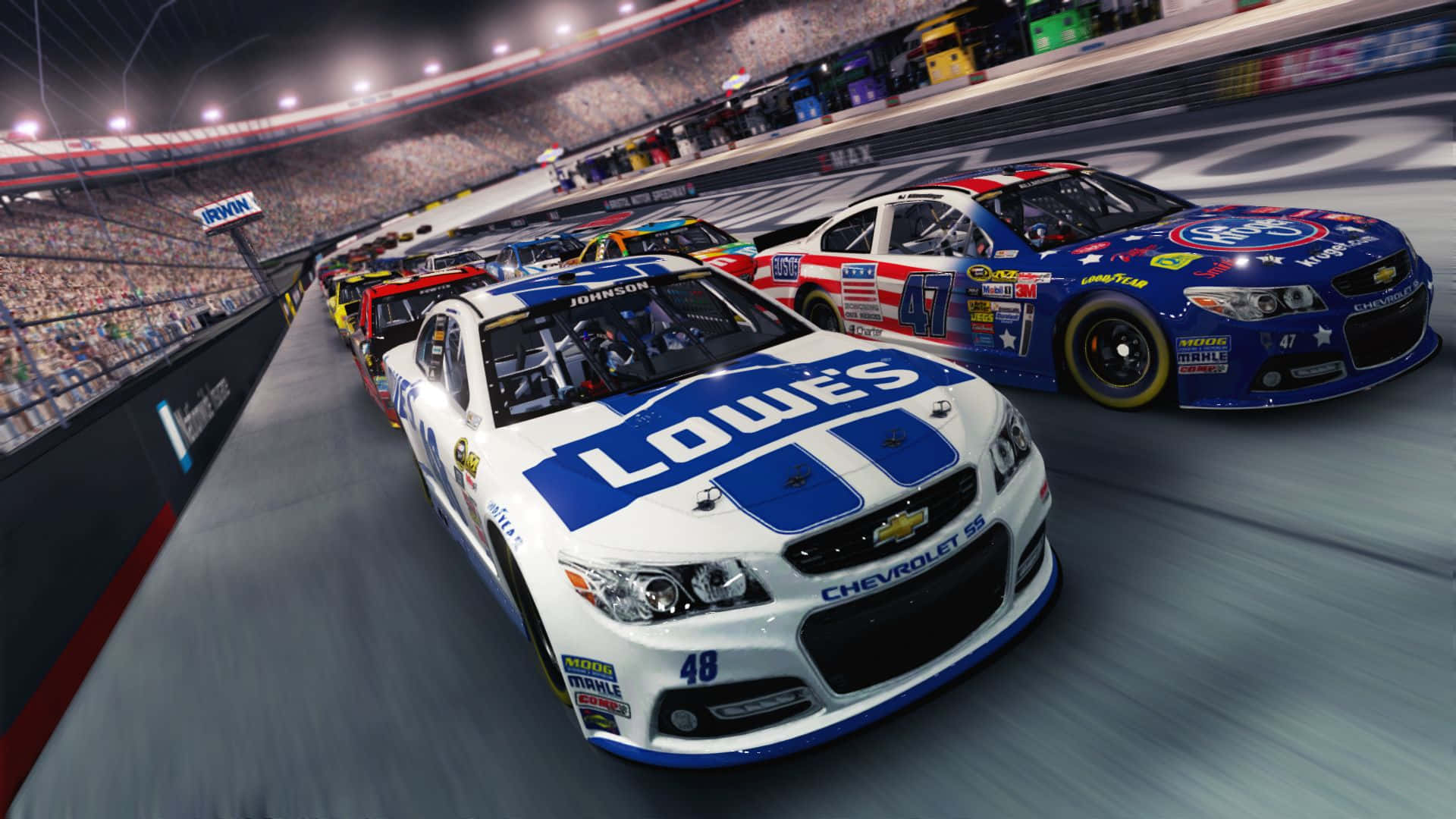 NASCAR 賽車在夜間賽道上飛馳，粉絲歡呼。