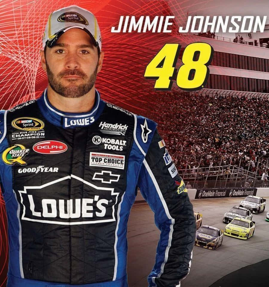 Jimmie Johnson 桌布 壁紙 — NASCAR車手Jimmie Johnson身穿#48 Lowe's賽車服，自信地站在座無虛席的體育場前，賽車在賽道上飛馳。
