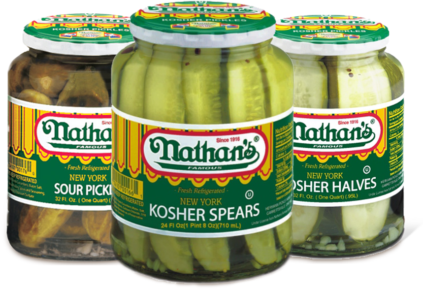 Nathan's 美式猶太潔食酸菜罐頭 壁紙 — 三個Nathan's Famous醃黃瓜玻璃罐，帶綠色標籤和白色蓋子，裝滿蒔蘿醃黃瓜。
