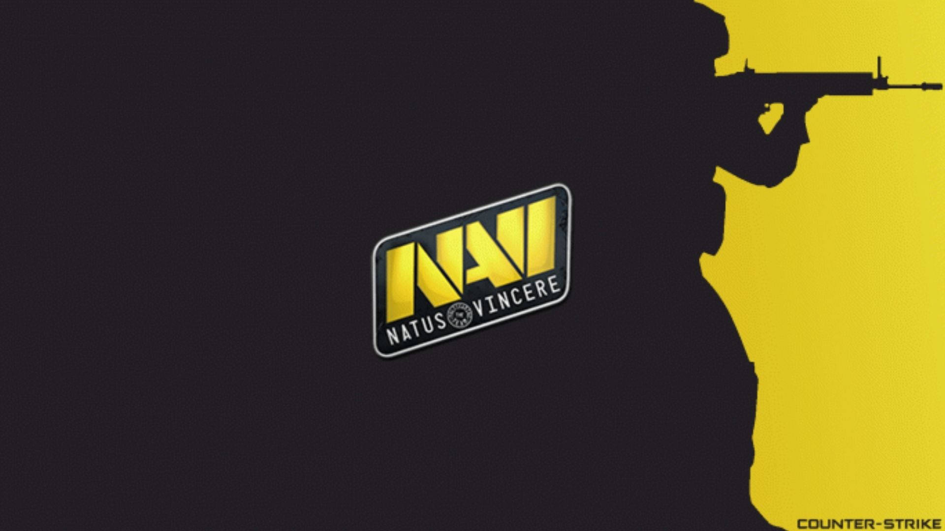 Natus Vincere 與士兵剪影 壁紙 — 士兵持步槍剪影，背景為黑黃分割色，附有NAVI Counter-Strike標誌。