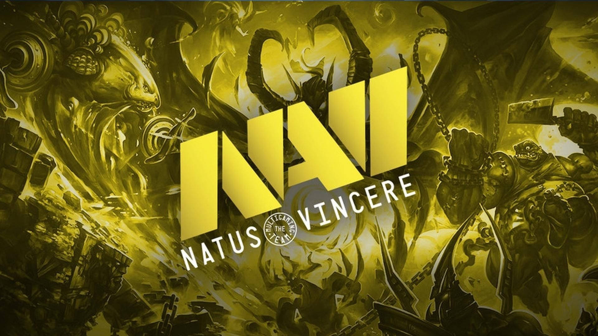 Natus Vincere 與英雄圖像 壁紙 — 一張帶有黃色調的兇猛遊戲壁紙，特色是怪獸戰士和醒目的 Natus Vincere 標誌。