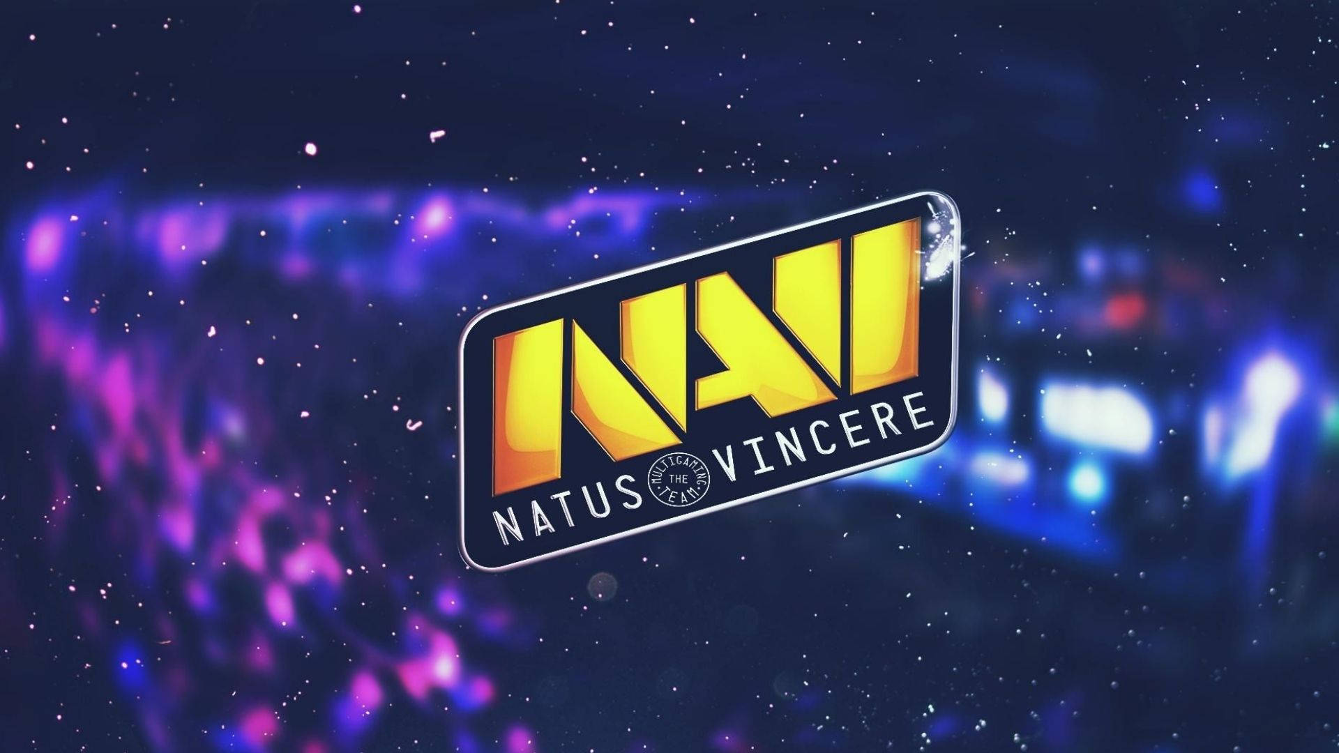 Natus Vincere 色彩背景 壁紙 — Natus Vincere 標誌在紫色星雲和星空的宇宙背景下以鮮明的黃色發光。