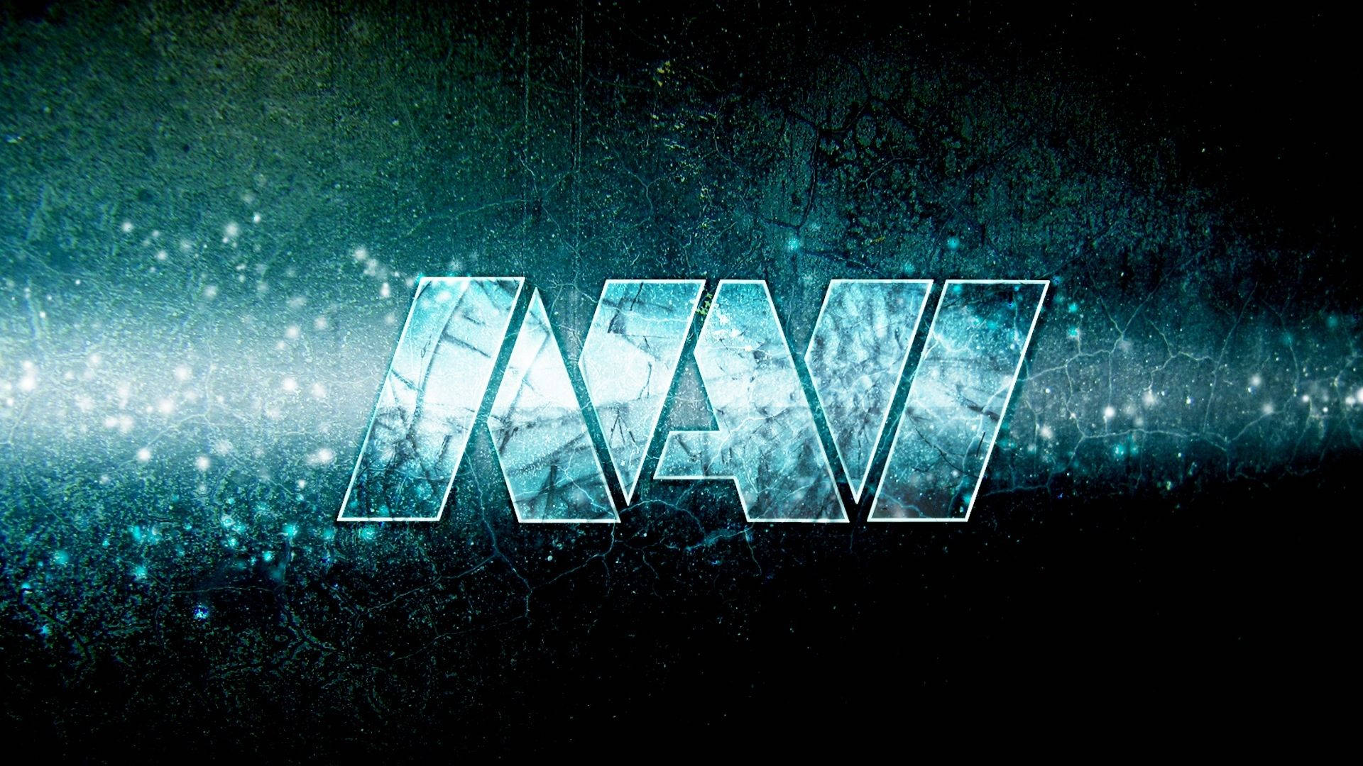 Natus Vincere 裂紋風格標誌 壁紙 — NAVI 這個詞在帶有閃爍光線的深色紋理背景上，以冰藍色分形圖案發光。