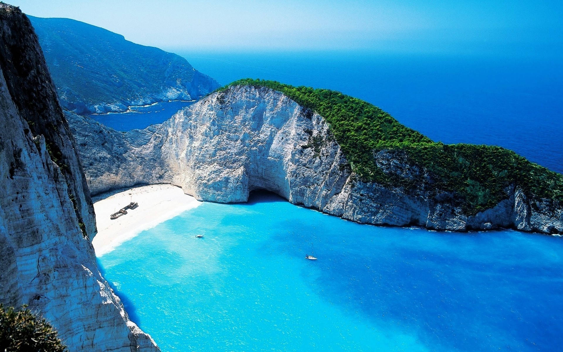 納瓦吉奧海灘的壯麗景色，擁有碧綠海水、白色沙灘和高聳懸崖。