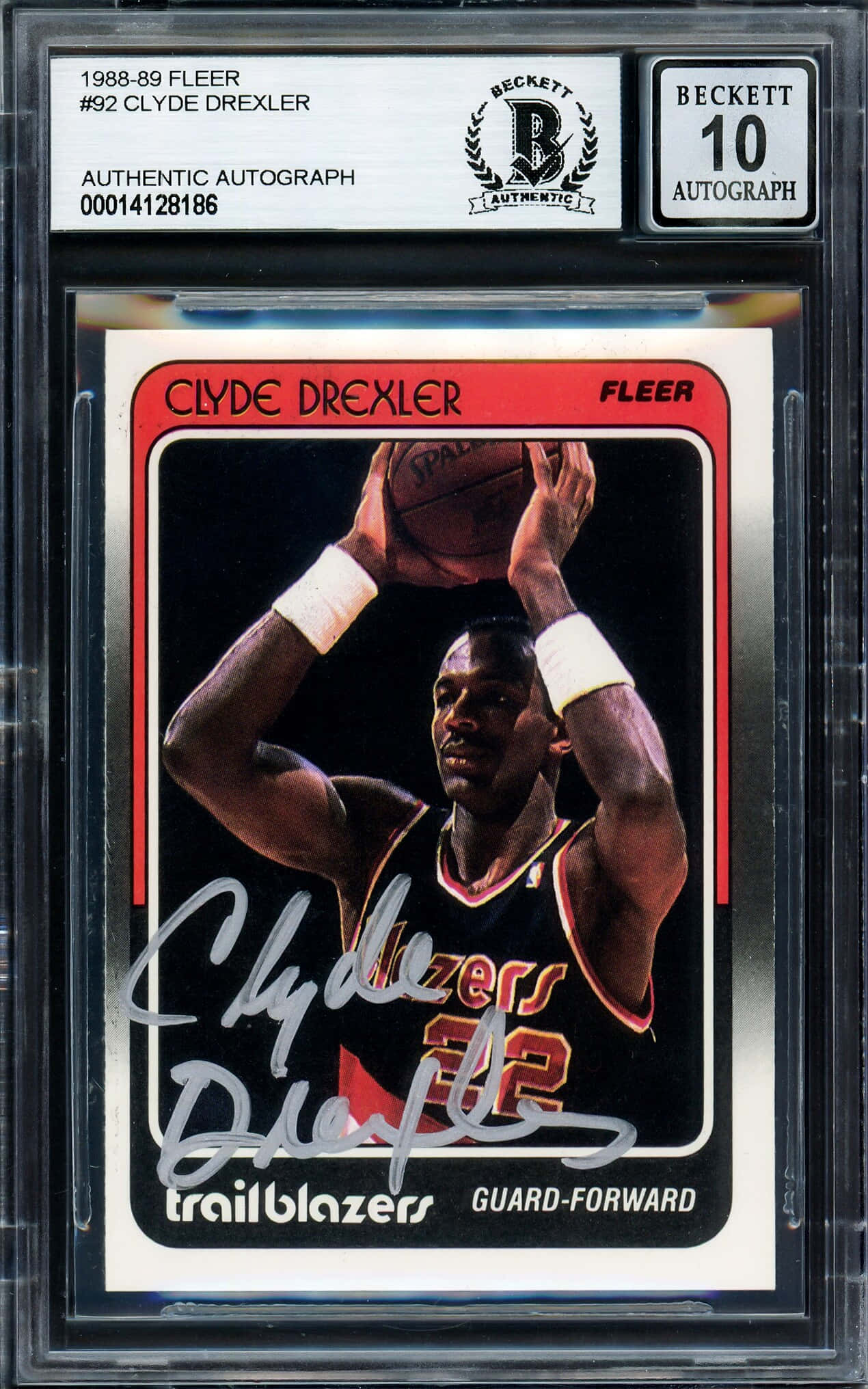 克萊德·德雷克斯勒NBA簽名照片卡 壁紙 — 一張1988-89 Fleer籃球卡，Clyde Drexler身穿拓荒者隊服準備投籃，由Beckett簽名並評級為10分。
