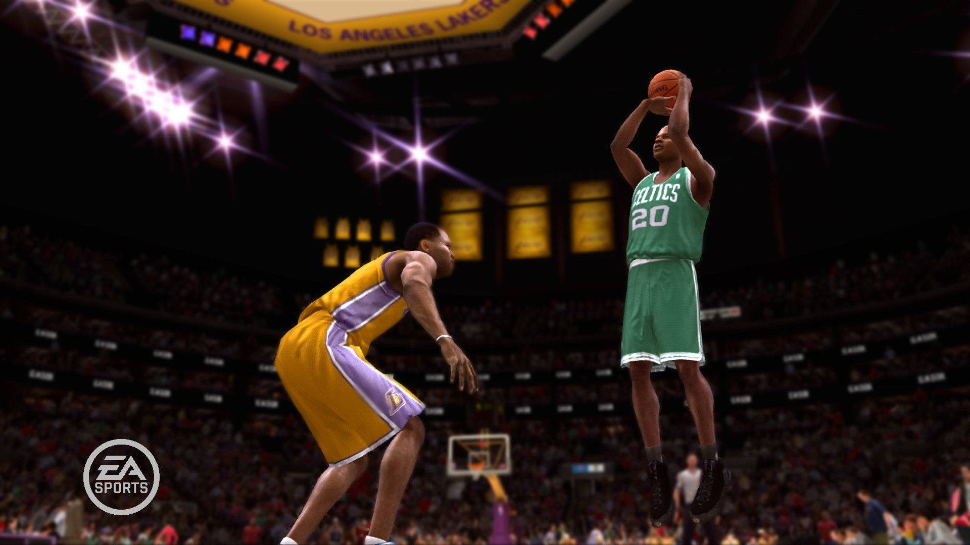 NBA 2011 雷阿倫長距離投籃 壁紙 — 一名身穿綠色球衣的籃球運動員跳起投籃，而一名身穿黃色球衣的防守者在場館燈光下防守。