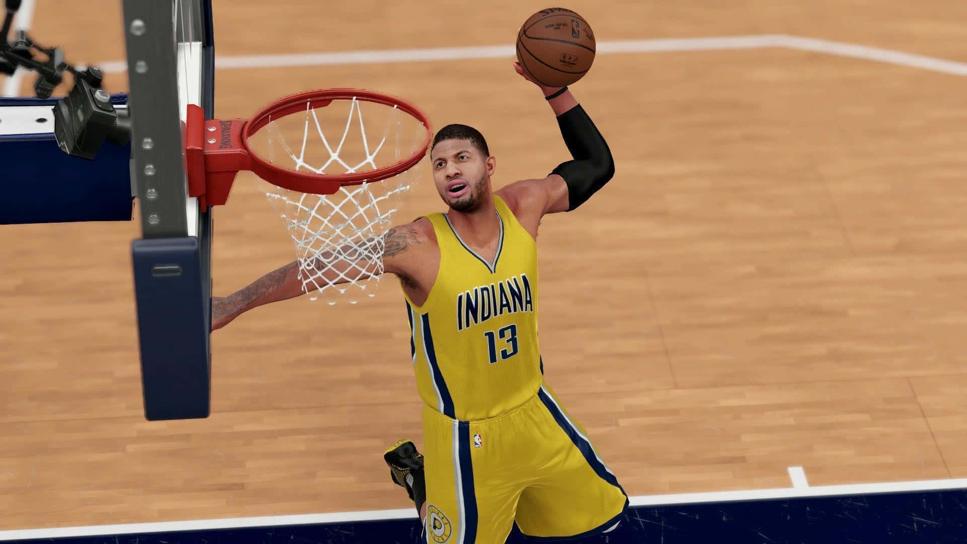 NBA 2K 3D 保羅·喬治灌籃 壁紙 — 一名身穿黃色印第安納球衣的籃球運動員在木地板上專注地灌籃。