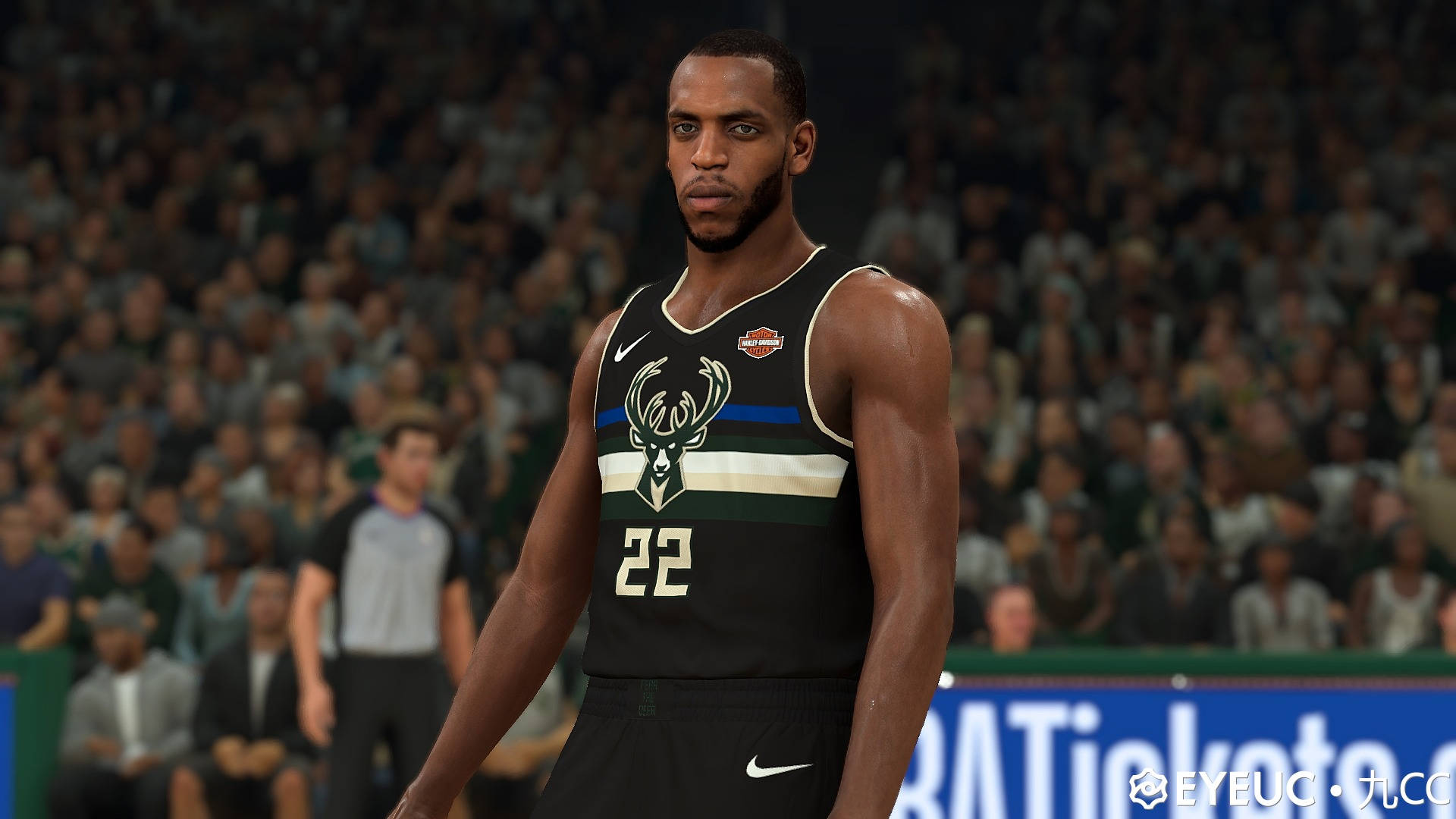 NBA 2K 克里夫·米德頓 壁紙 — 一名身穿密爾沃基公鹿隊球衣的籃球運動員專注地站在球場上，身後是模糊的人群。