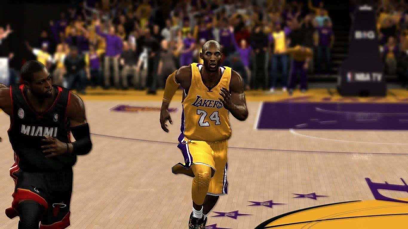 NBA 2K 科比·布萊恩特比賽畫面 壁紙 — 一個數碼籃球比賽場景，高比拜仁身穿湖人球衣在擠滿觀眾的球場上運球越過邁阿密熱火球員。