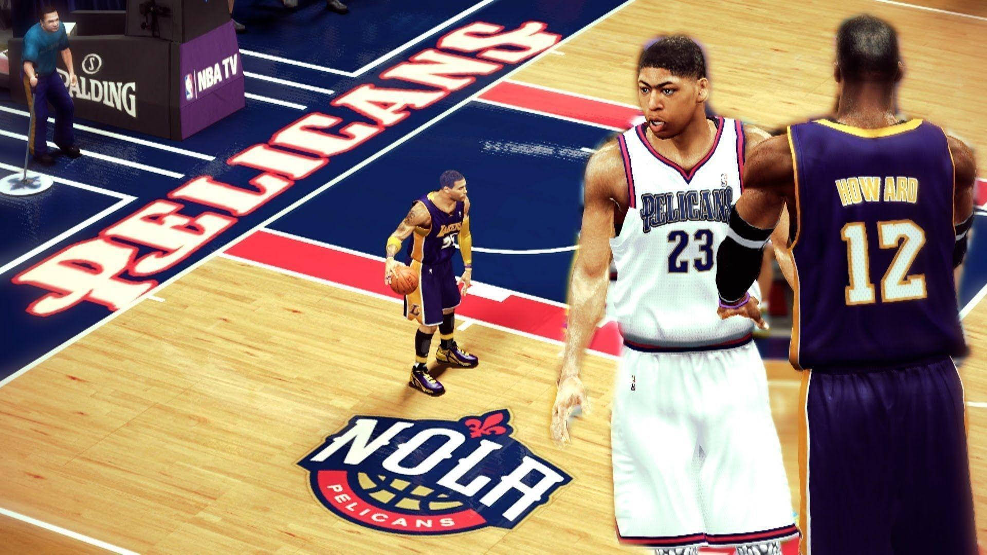 新奧爾良鵜鶘隊 NBA 2K13 壁紙 — NBA 電子遊戲場景，鵜鶘隊球員在硬木球場上，帶有 'NOLA' 標誌和 'Pelicans' 球場標記。