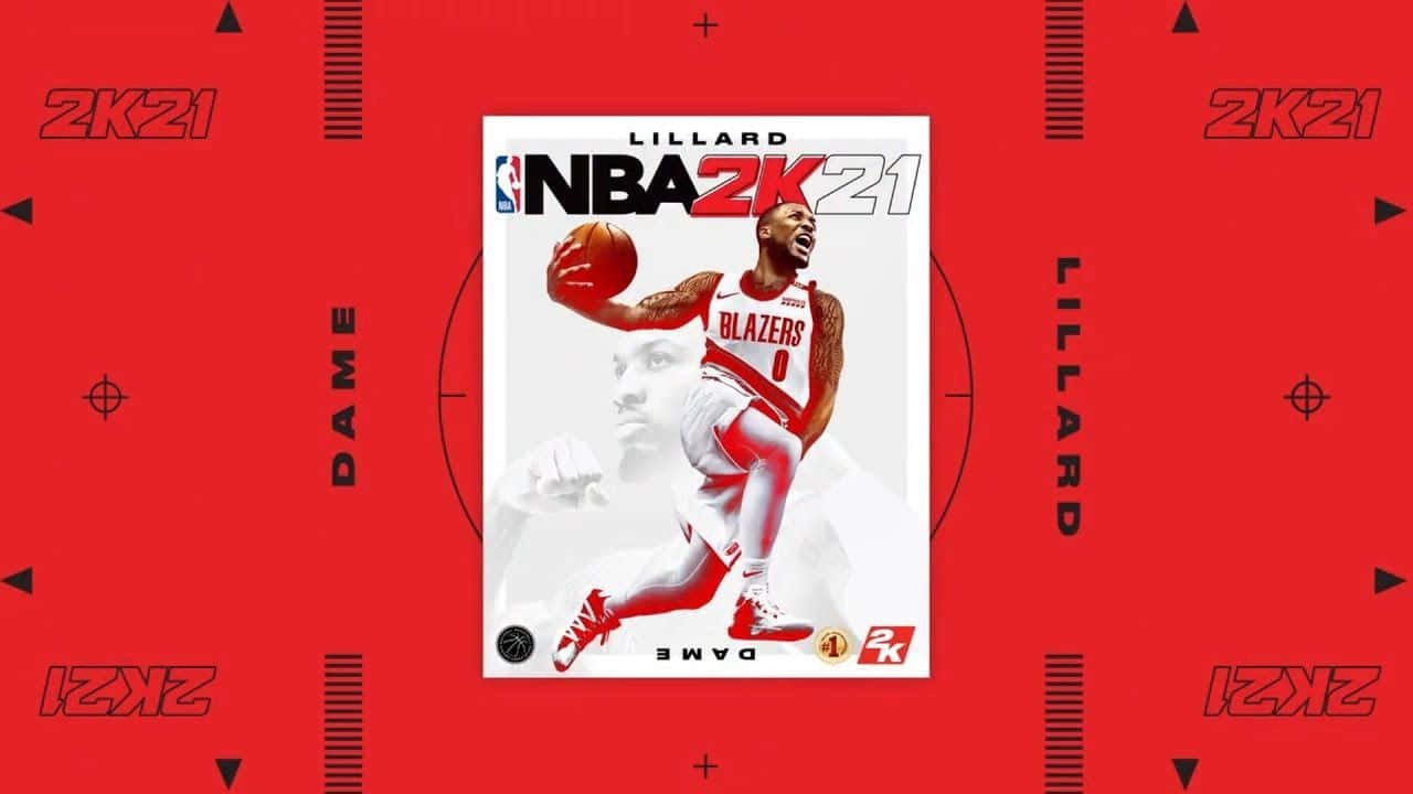 NBA 2K21 戴姆安·利拉德紅色背景 壁紙 — NBA 2K21 封面藝術，Damian Lillard 身穿波特蘭拓荒者隊球衣，在搶眼的紅色背景上進行灌籃，並帶有遊戲品牌標誌。
