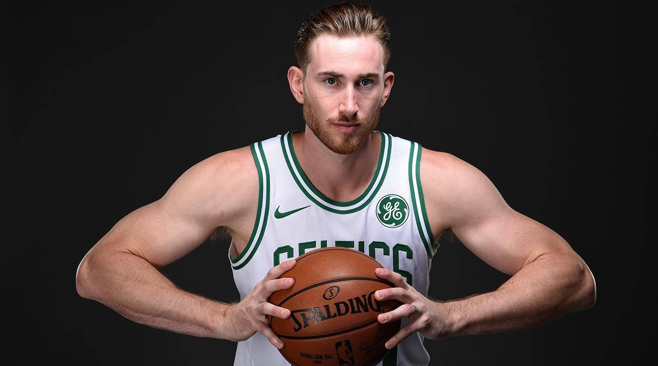 戈登·海沃德塞爾提克隊NBA肖像 壁紙 — 一個肌肉發達的籃球運動員穿著白色塞爾特人球衣，在黑色背景前拿著一個Spalding籃球。