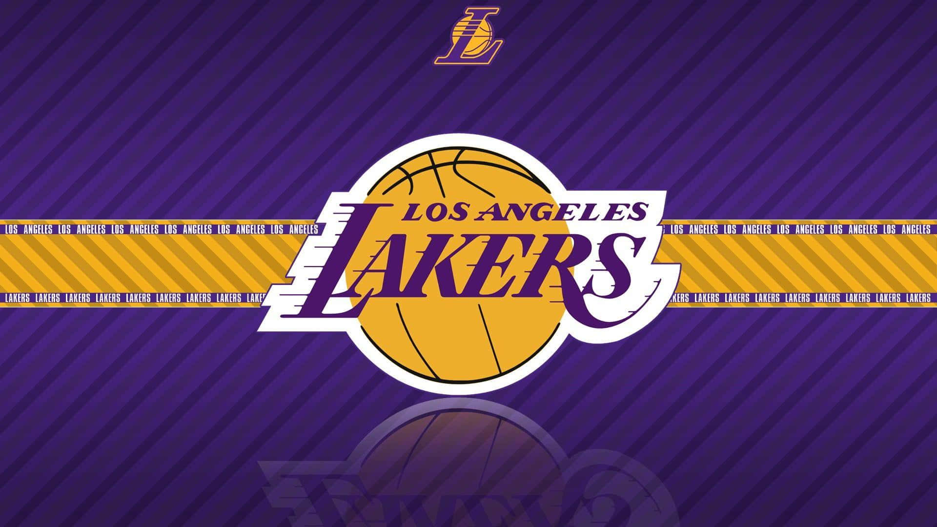 慶祝NBA球隊的激烈競爭與最終勝利 壁紙 — 大膽的洛杉磯湖人隊標誌居中在紫色對角線條紋背景上，帶有重複的球隊名稱膠帶。