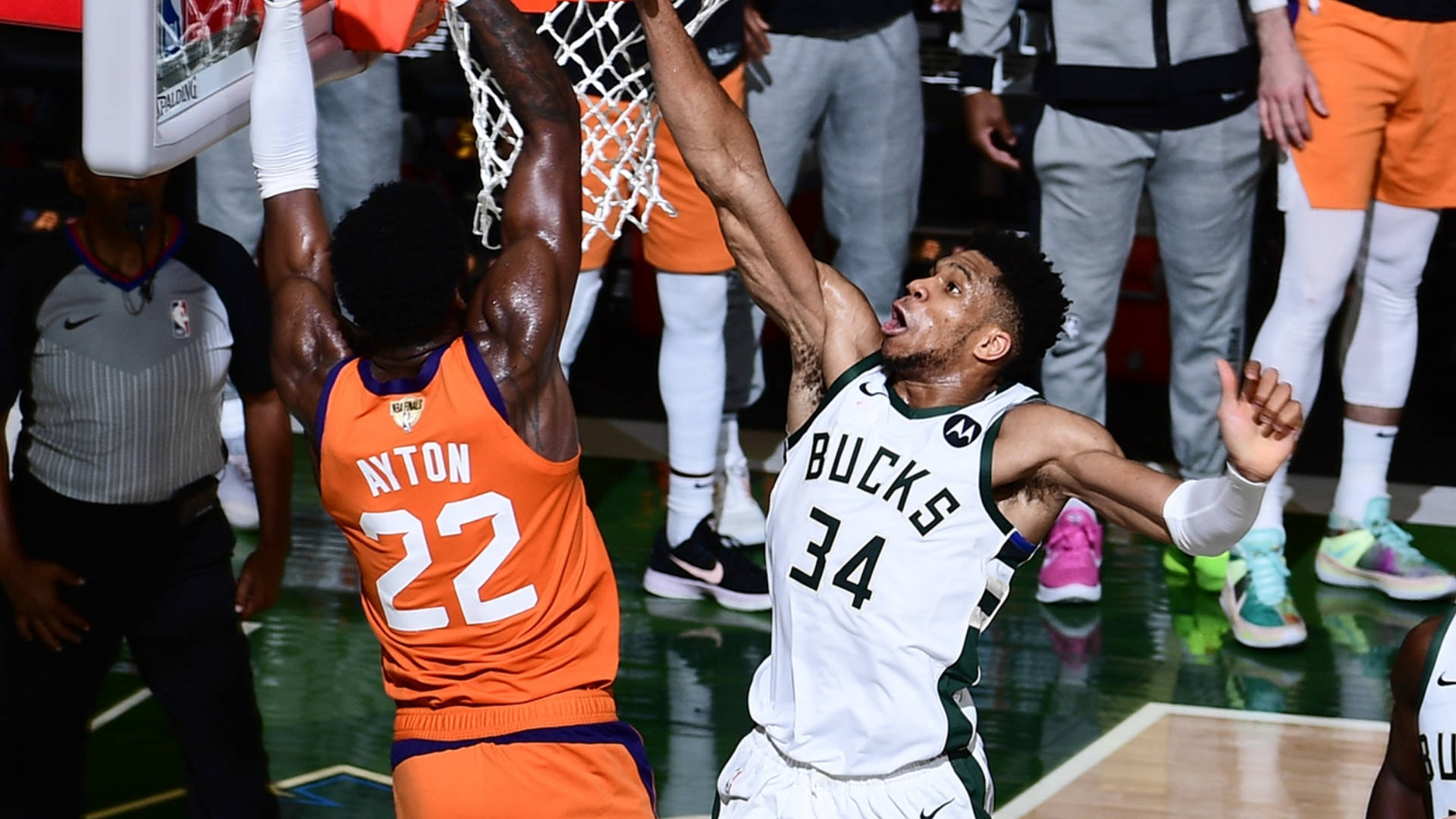 NBA總決賽吉安尼斯奪勝瞬間 壁紙 — 兩名籃球運動員在關鍵比賽中於籃下激烈爭搶籃板球。