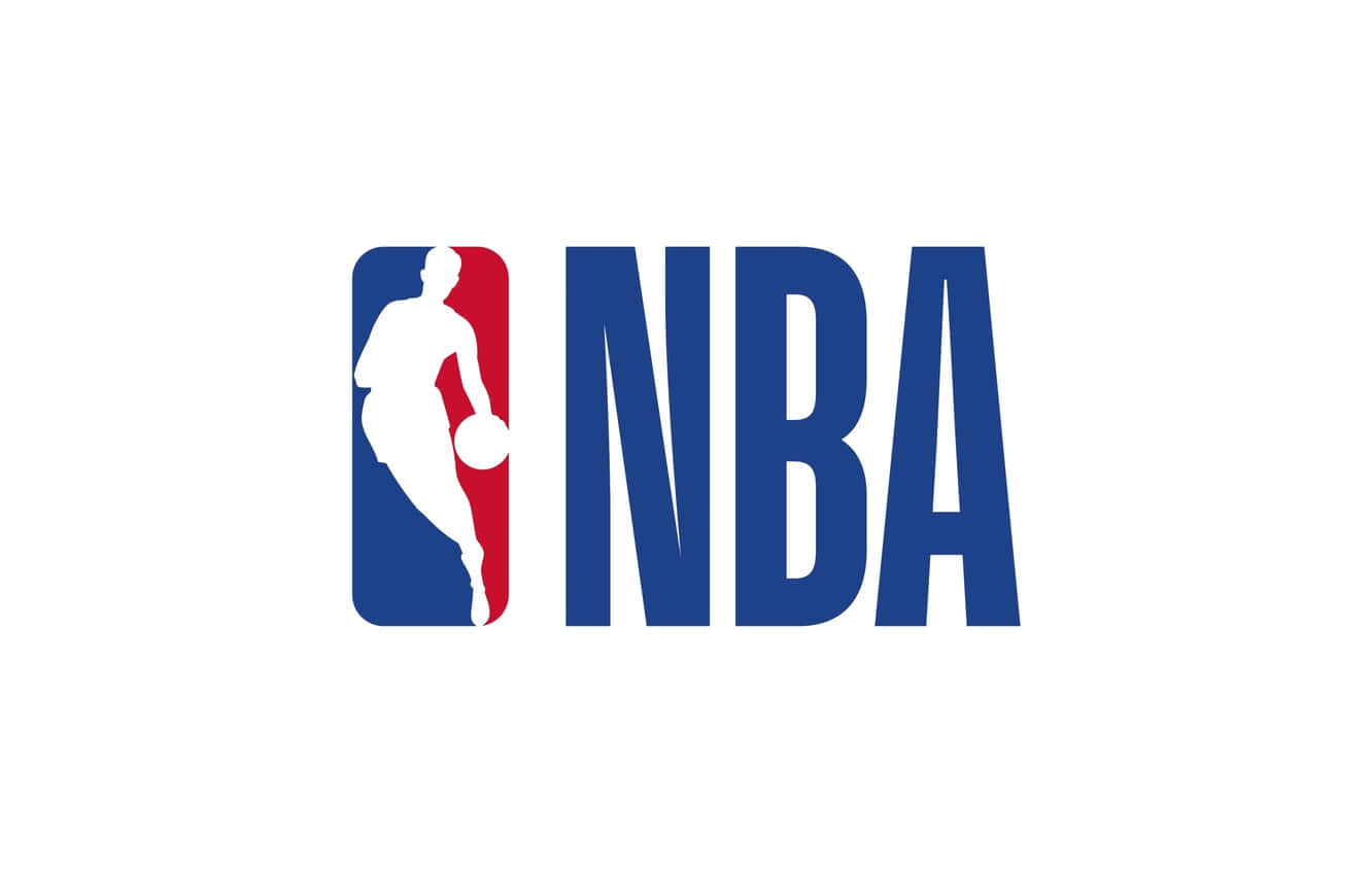 NBA標誌 壁紙 — 官方NBA標誌，白色籃球運動員剪影在藍色和紅色背景上運球，配以粗體藍色字母。