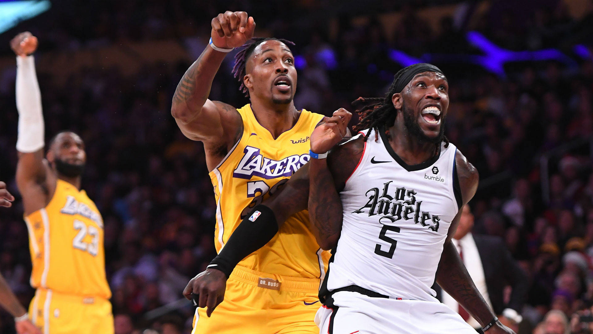 NBA球星德懷特·霍華德、蒙特雷茲·哈雷爾與勒布朗·詹姆斯 壁紙 — 在明亮的場館燈光下，兩名籃球運動員在湖人對快艇的比賽中激烈爭奪籃板球。