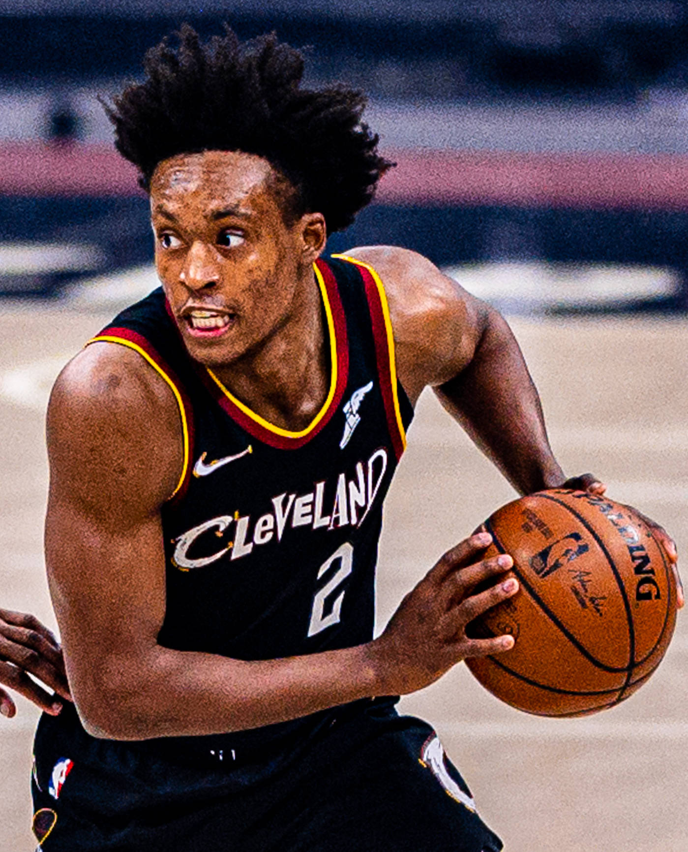 NBA新秀科林·塞克森 壁紙 — 一位身穿克里夫蘭球衣的籃球運動員在比賽中專注地運球，充滿決心。