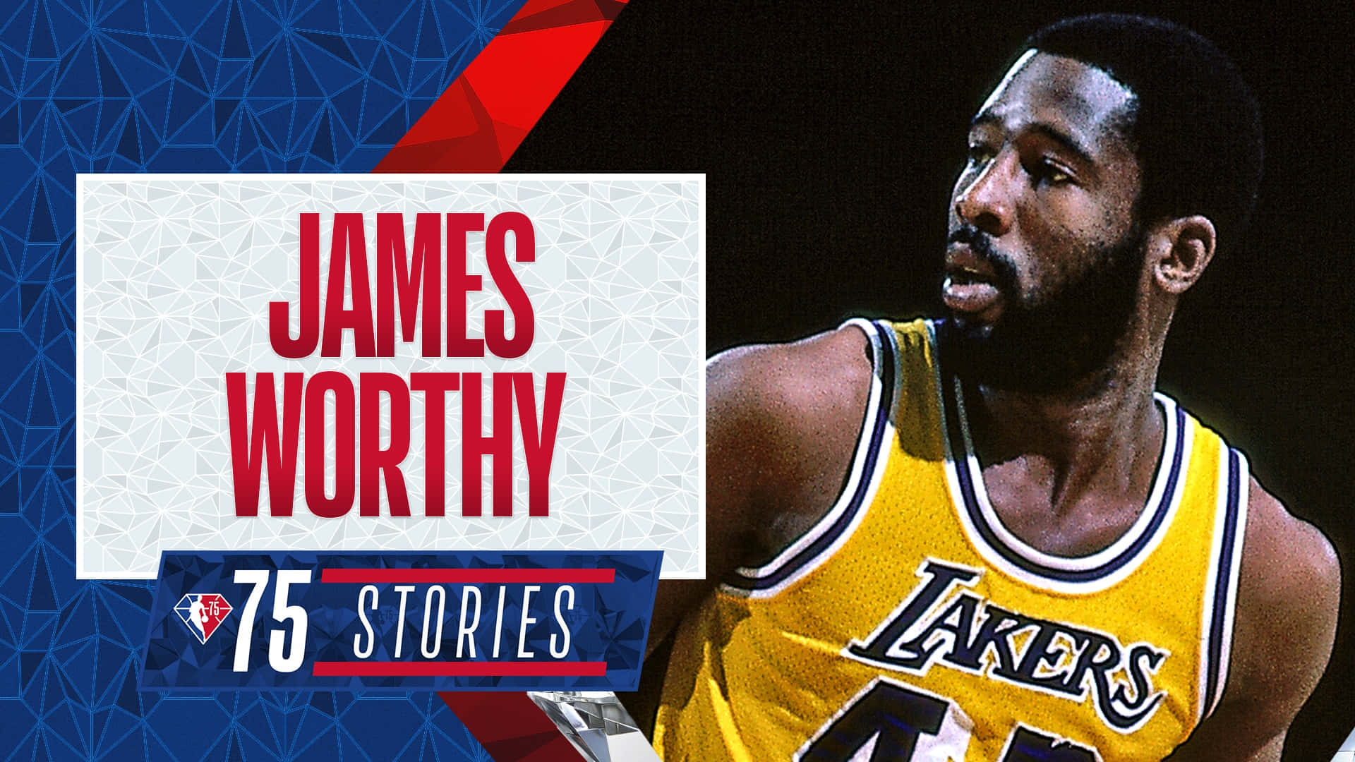 詹姆斯·沃西NBA 75週年故事湖人隊攝影 壁紙 — 身穿黃色湖人隊球衣的James Worthy在幾何藍紅背景上帶有'75 Stories'文字，眼神專注。