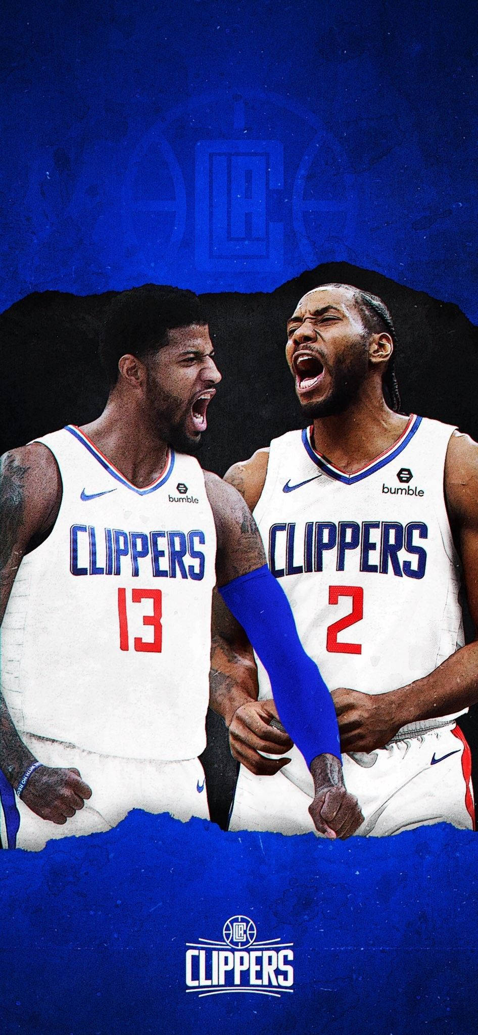 NBA 科懷·倫納德與保羅·喬治 壁紙 — 兩名身穿白色球衣的洛杉磯快艇籃球運動員在紋理藍色背景前激烈咆哮。