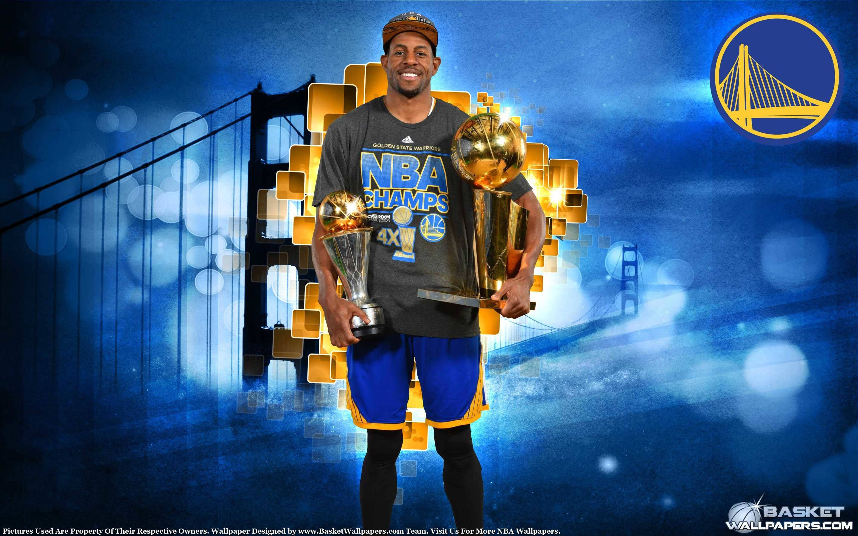 酷炫NBA球星克萊·湯普森 壁紙 — 一位微笑的籃球運動員身穿勇士隊裝備，在閃耀的藍色背景前，手持兩座閃亮的NBA冠軍獎盃，背景中有金門大橋。