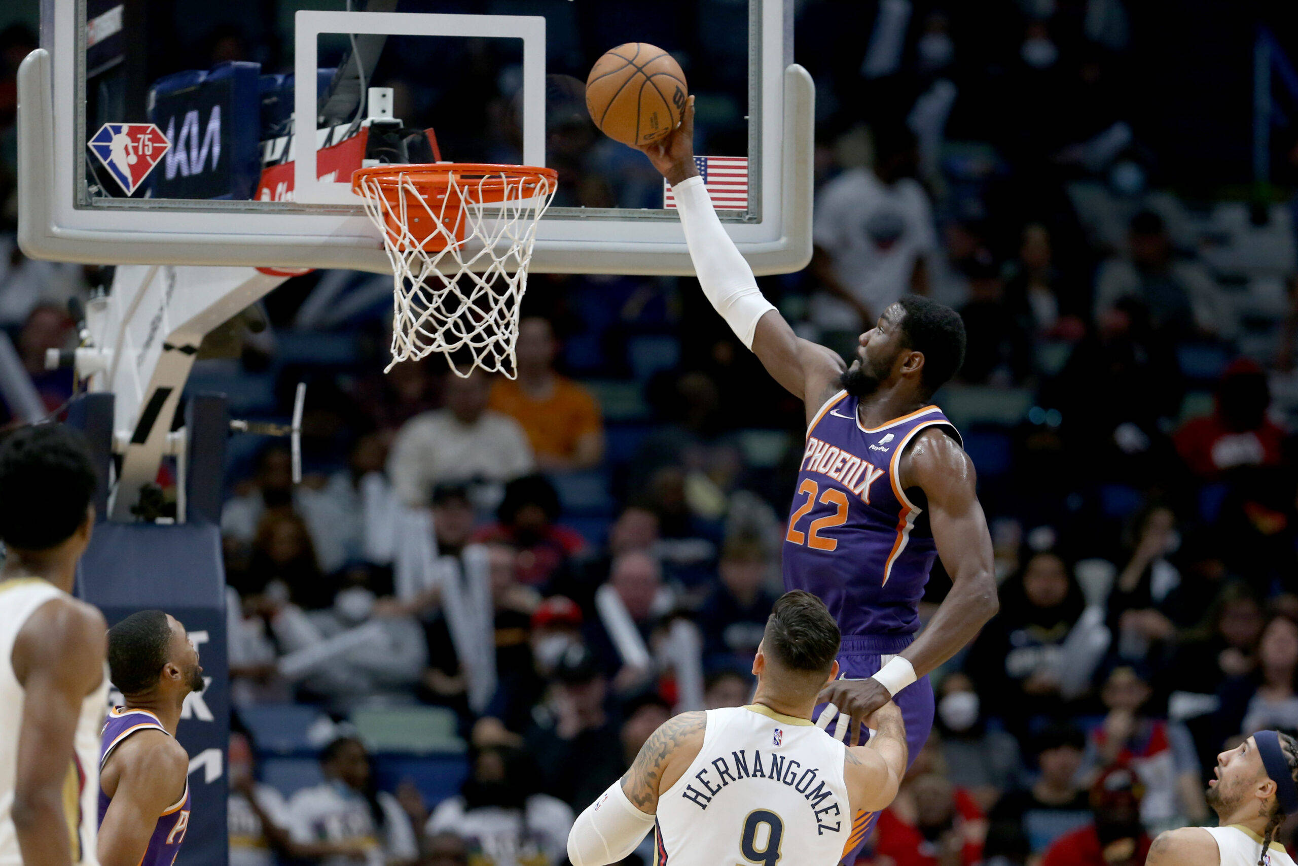 NBA空中接力德安德烈·艾頓鳳凰城太陽隊 壁紙 — 一位身穿紫色鳳凰城太陽隊球衣的籃球運動員，在防守球員從下方觀看時灌籃。