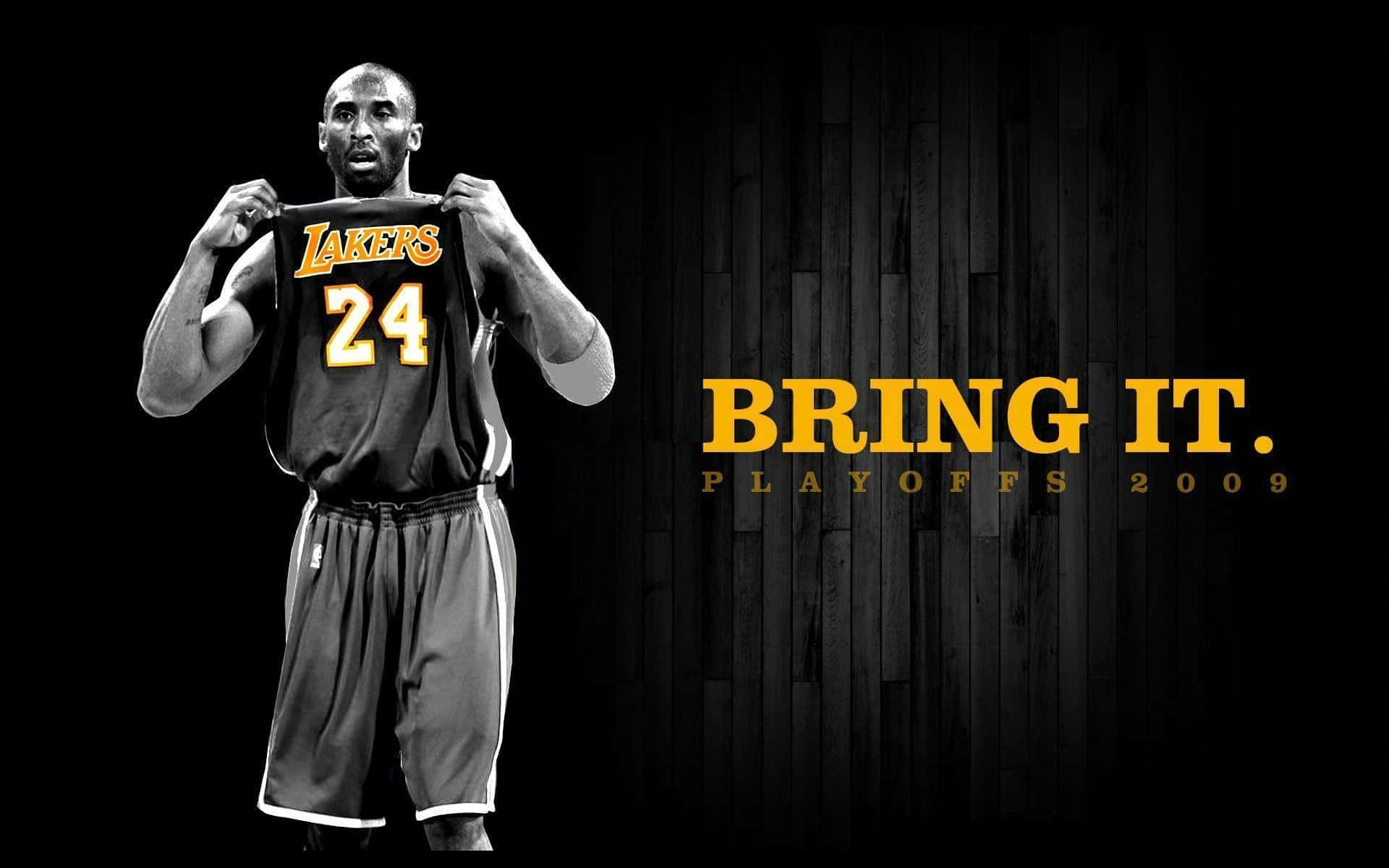 高比拜仁身穿湖人球衣，木質背景上有'BRING IT PLAYOFFS 2009'文字。