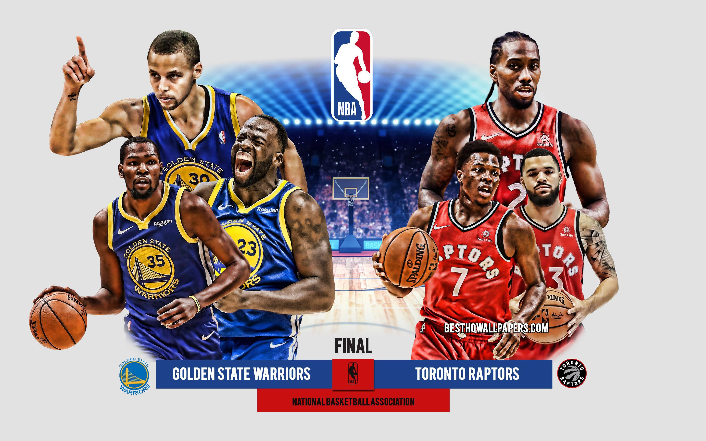 NBA總決賽猛龍對勇士 壁紙 — 身穿金州勇士隊和多倫多速龍隊球衣的動感NBA球員，在帶有球隊標誌和「FINAL」文字的籃球場背景下激烈擺姿勢。