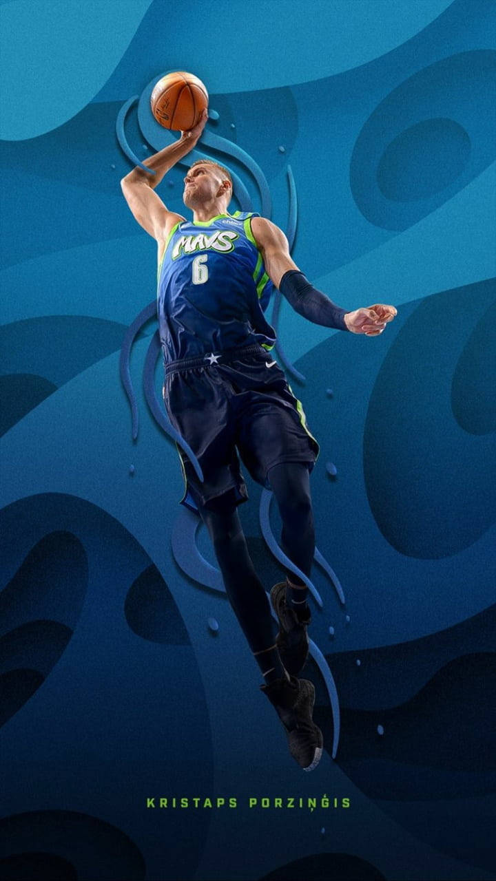 NBA克里斯塔普斯·波爾津吉斯粉絲藝術 壁紙 — 一名身穿獨行俠球衣的籃球運動員，在旋轉的藍色抽象背景前，手持籃球動態跳躍。